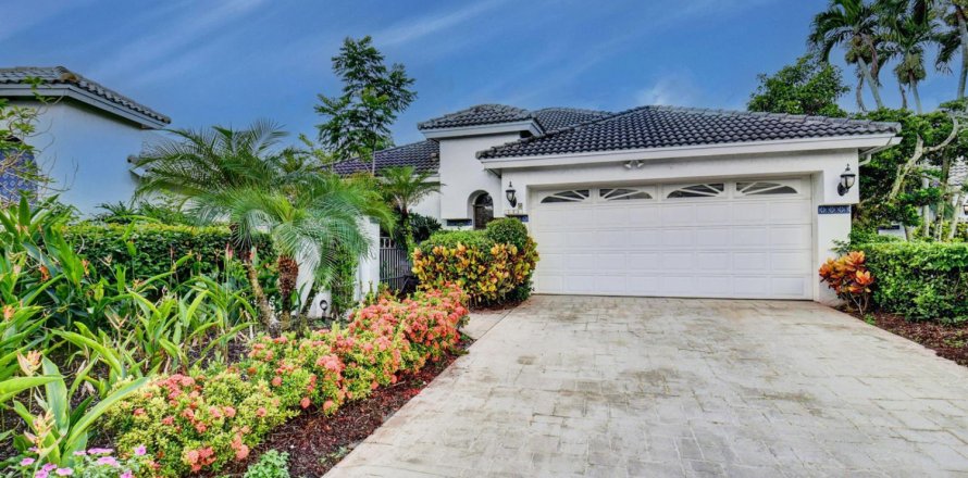 House in Boca Raton, Florida 3 bedrooms, 249.26 sq.m. № 2158394