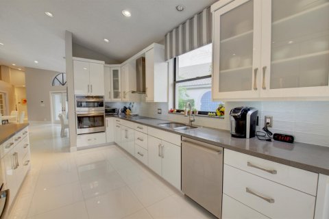House in Boca Raton, Florida 3 bedrooms, 249.26 sq.m. № 2158394 - photo 18