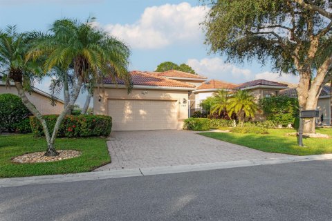 House in Delray Beach, Florida 3 bedrooms, 221.48 sq.m. № 2412237