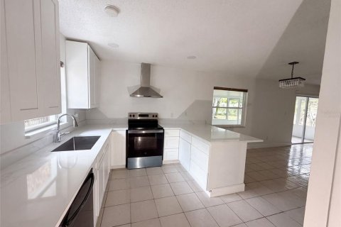 House in Orlando, Florida 3 bedrooms, 123.65 sq.m. № 2229901 - photo 2