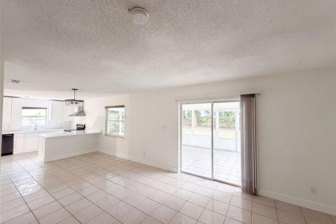 House in Orlando, Florida 3 bedrooms, 123.65 sq.m. № 2229901 - photo 23
