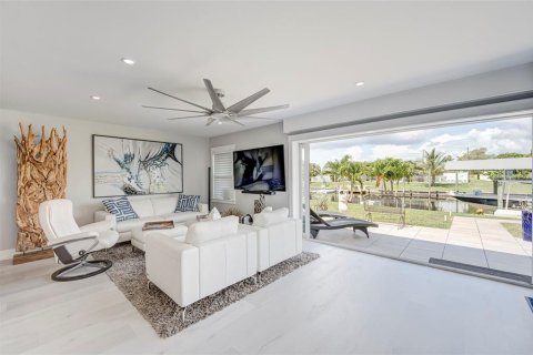 Villa ou maison à vendre à Cape Coral, Floride: 4 chambres, 182 m2 № 2156873 - photo 11