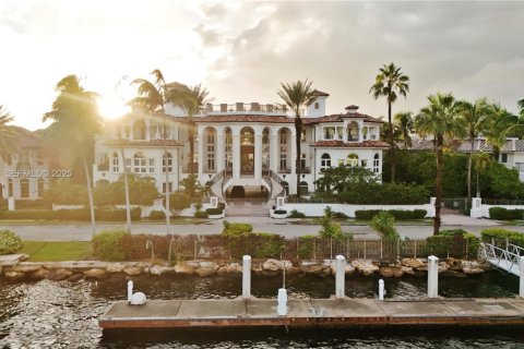 Casa en Fort Lauderdale, Florida 9 dormitorios, 2021.18 m2 № 2035861