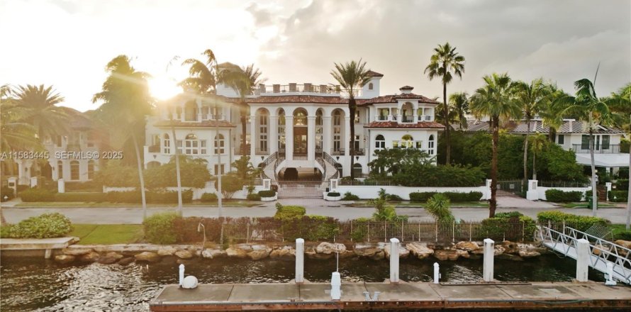 Casa en Fort Lauderdale, Florida 9 dormitorios, 2021.18 m2 № 2035861