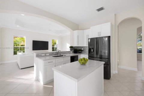 Casa en venta en Miami Lakes, Florida, 5 dormitorios, 319.03 m2 № 1973968 - foto 16