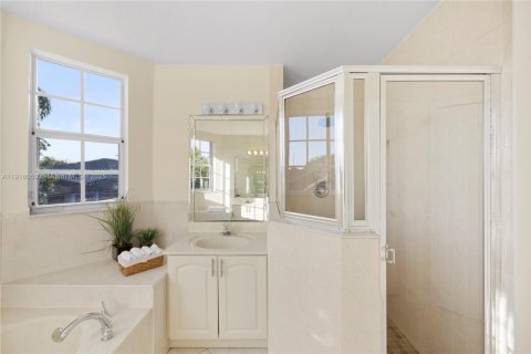 Casa en venta en Miami Lakes, Florida, 5 dormitorios, 319.03 m2 № 1973968 - foto 28