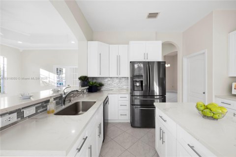 Casa en venta en Miami Lakes, Florida, 5 dormitorios, 319.03 m2 № 1973968 - foto 13