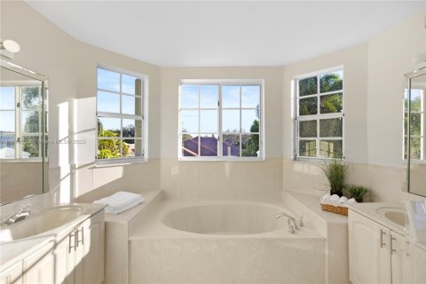 Casa en venta en Miami Lakes, Florida, 5 dormitorios, 319.03 m2 № 1973968 - foto 27