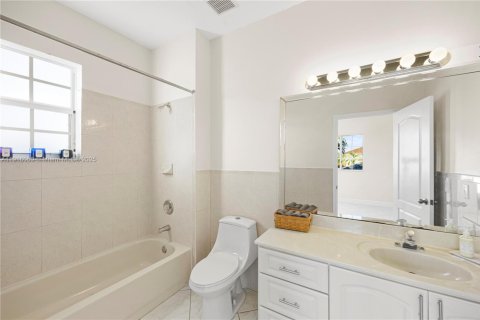 Casa en venta en Miami Lakes, Florida, 5 dormitorios, 319.03 m2 № 1973968 - foto 22