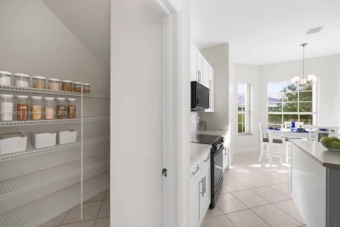 Casa en venta en Miami Lakes, Florida, 5 dormitorios, 319.03 m2 № 1973968 - foto 11