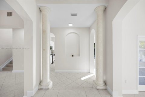 Casa en venta en Miami Lakes, Florida, 5 dormitorios, 319.03 m2 № 1973968 - foto 5