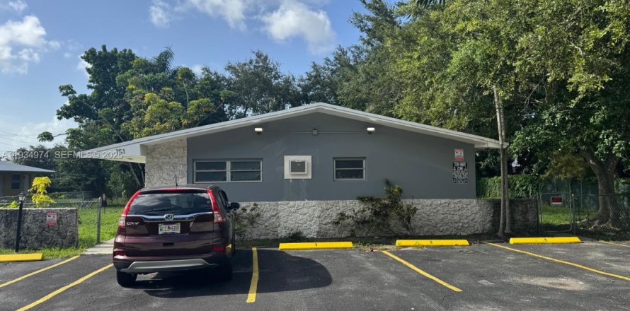 Propiedad comercial en Miami, Florida 295.89 m2 № 1993219