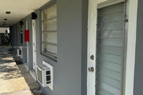 Propiedad comercial en venta en Miami, Florida, 295.89 m2 № 1993219 - foto 9