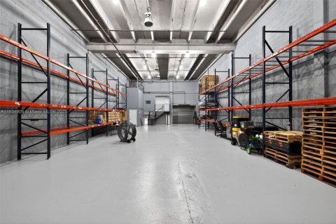 Commercial property in Miami, Florida № 1874140 - photo 2
