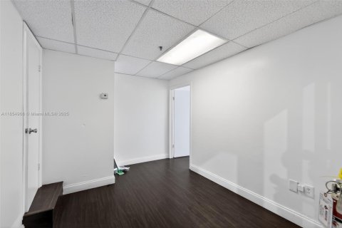 Commercial property in Miami, Florida № 1874140 - photo 11