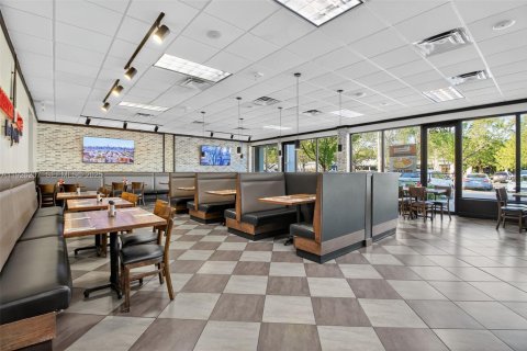 Коммерческая недвижимость в Пайнкрест, Флорида № 2034346