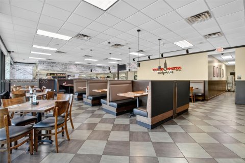 Купить коммерческую недвижимость в Пайнкрест, Флорида № 2034346 - фото 2