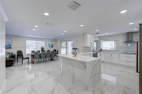 Снять в аренду виллу или дом в Холливуд, Флорида 5 спален, 219.06м2, № 1958479 - фото 23