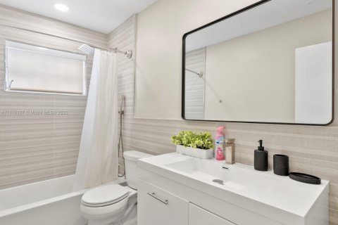 House in Hallandale Beach, Florida 4 bedrooms, 148.83 sq.m. № 1845920 - photo 30