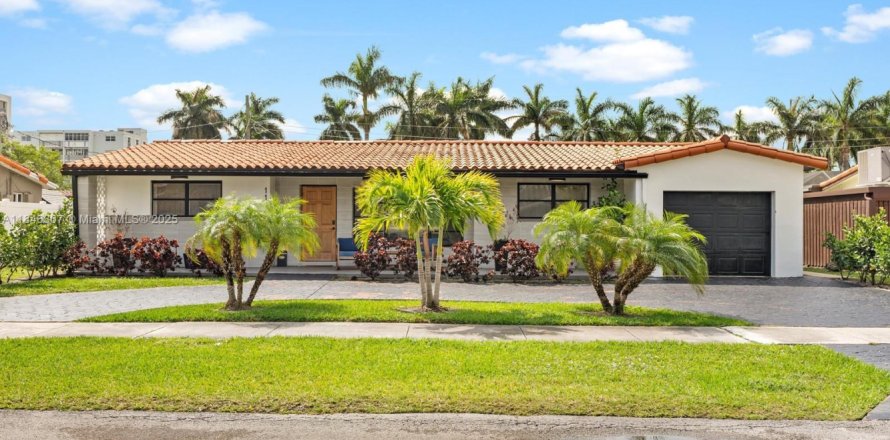 House in Hallandale Beach, Florida 4 bedrooms, 148.83 sq.m. № 1845920