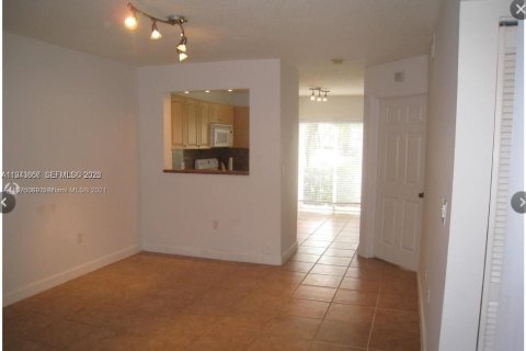 Condo in Pembroke Pines, Florida, 2 bedrooms № 2000719 - photo 4