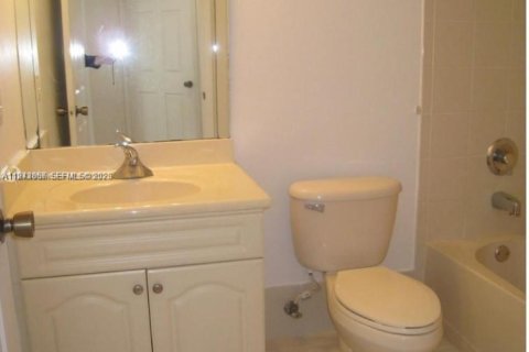 Condo in Pembroke Pines, Florida, 2 bedrooms № 2000719 - photo 9