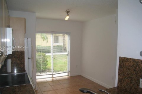 Condo in Pembroke Pines, Florida, 2 bedrooms № 2000719 - photo 2