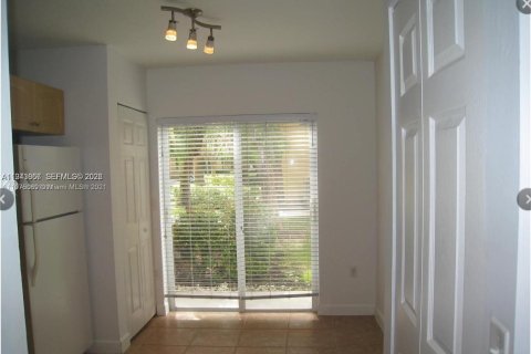 Condo in Pembroke Pines, Florida, 2 bedrooms № 2000719 - photo 3