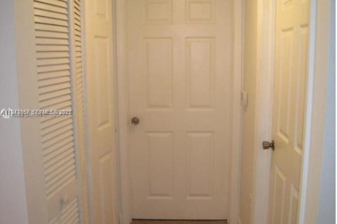 Condo in Pembroke Pines, Florida, 2 bedrooms № 2000719 - photo 5