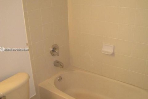 Condo in Pembroke Pines, Florida, 2 bedrooms № 2000719 - photo 8