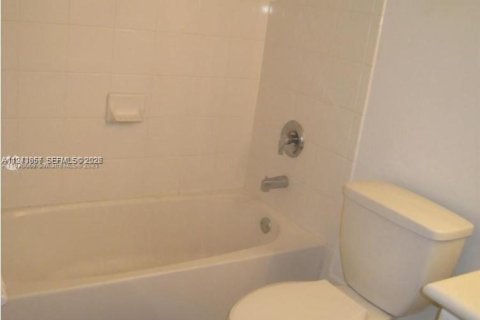 Condo in Pembroke Pines, Florida, 2 bedrooms № 2000719 - photo 12