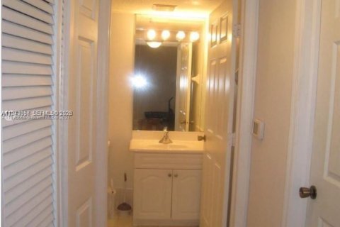 Condo in Pembroke Pines, Florida, 2 bedrooms № 2000719 - photo 11