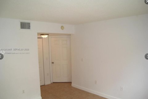 Condo in Pembroke Pines, Florida, 2 bedrooms № 2000719 - photo 10