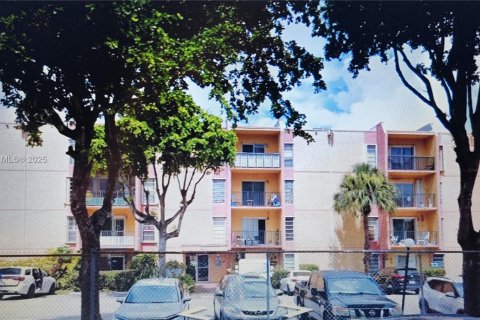 Condo in Miami, Florida, 3 bedrooms  № 1941138 - photo 1