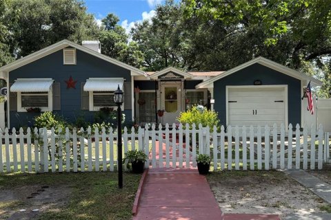 House in Zephyrhills, Florida 3 bedrooms, 205.13 sq.m. № 1919742 - photo 1