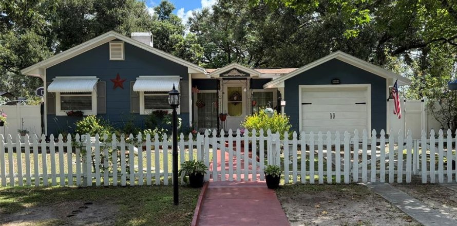 House in Zephyrhills, Florida 3 bedrooms, 205.13 sq.m. № 1919742