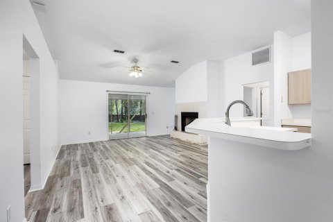 House in Gainesville, Florida 3 bedrooms, 136.01 sq.m. № 2379159 - photo 3