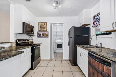 House in Edgewater, Florida 4 bedrooms, 145.3 sq.m. № 2205675 - photo 11