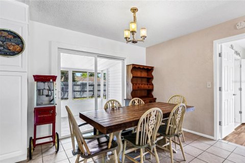 House in Edgewater, Florida 4 bedrooms, 145.3 sq.m. № 2205675 - photo 10