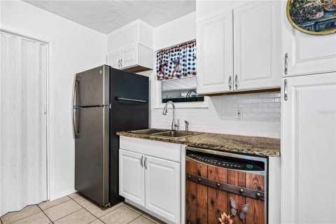 House in Edgewater, Florida 4 bedrooms, 145.3 sq.m. № 2205675 - photo 13