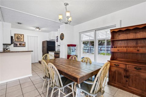 House in Edgewater, Florida 4 bedrooms, 145.3 sq.m. № 2205675 - photo 9