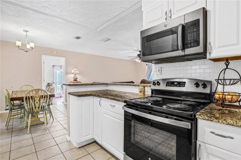 House in Edgewater, Florida 4 bedrooms, 145.3 sq.m. № 2205675 - photo 12
