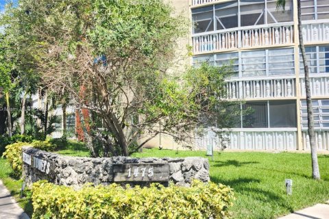 Condo in North Miami, Florida, 2 bedrooms  № 1887757 - photo 15