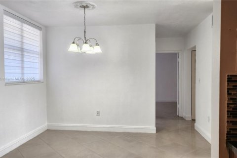 Condo in North Miami, Florida, 2 bedrooms  № 1887757 - photo 5