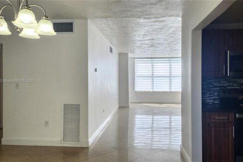 Condo in North Miami, Florida, 2 bedrooms  № 1887757 - photo 3