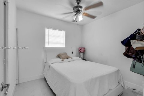 House in Hialeah, Florida 3 bedrooms, 86.86 sq.m. № 2010425 - photo 2