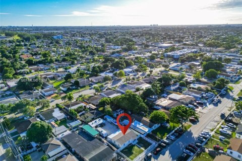 House in Hialeah, Florida 3 bedrooms, 86.86 sq.m. № 2010425 - photo 24