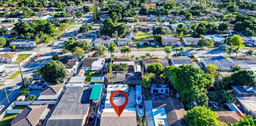 House in Hialeah, Florida 3 bedrooms, 86.86 sq.m. № 2010425