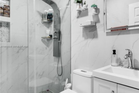 House in Hialeah, Florida 3 bedrooms, 86.86 sq.m. № 2010425 - photo 3