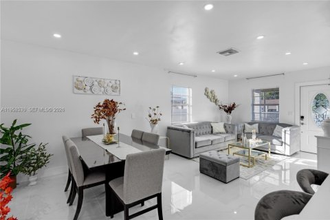 House in Hialeah, Florida 3 bedrooms, 86.86 sq.m. № 2010425 - photo 9